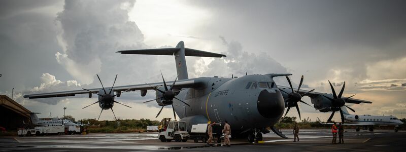 Die Bundeswehr hat ihren Einsatz im westafrikanischen Niger beendet und den Lufttransportstützpunkt in Niamey geräumt. Ein Militärflugzeug mit den letzten verbliebenen deutschen Soldaten ist am Freitagabend auf dem Fliegerhorst im niedersächsischen Wunstorf gelandet. - Foto: Arne Immanuel Bänsch/dpa