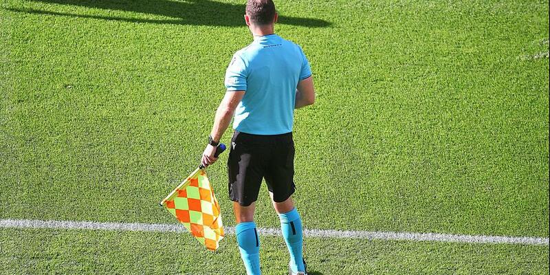 Linienrichter mit Fahne (Archiv) - Foto: über dts Nachrichtenagentur