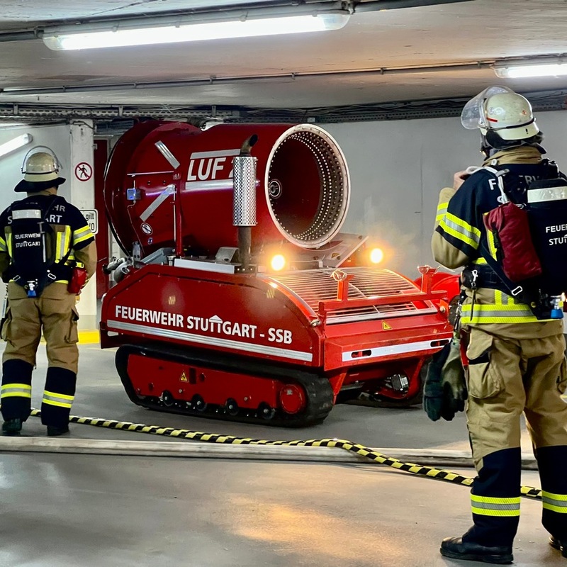 FW Stuttgart: Brennende PKW in SI-Veranstaltungszentrum führen zu starker Rauchentwicklung - Foto: presseportal.de