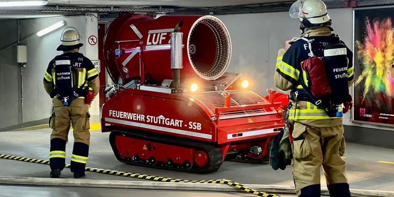 FW Stuttgart: Brennende PKW in SI-Veranstaltungszentrum führen zu starker Rauchentwicklung - Foto: presseportal.de