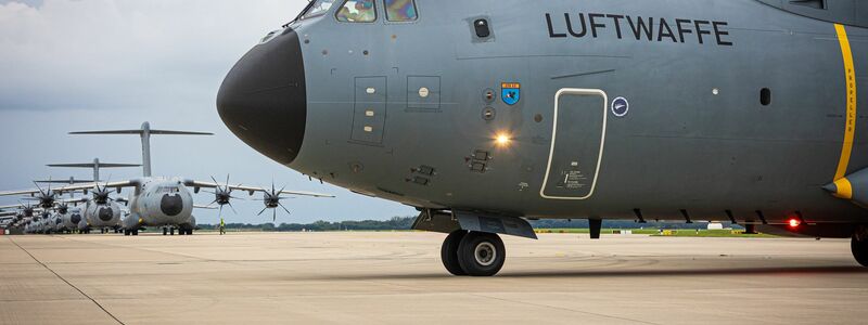 Ein Transportflugzeug brachte die letzten Bundeswehr-Soldaten aus dem westafrikanischen Niger nach Deutschland zurück.  - Foto: Moritz Frankenberg/dpa