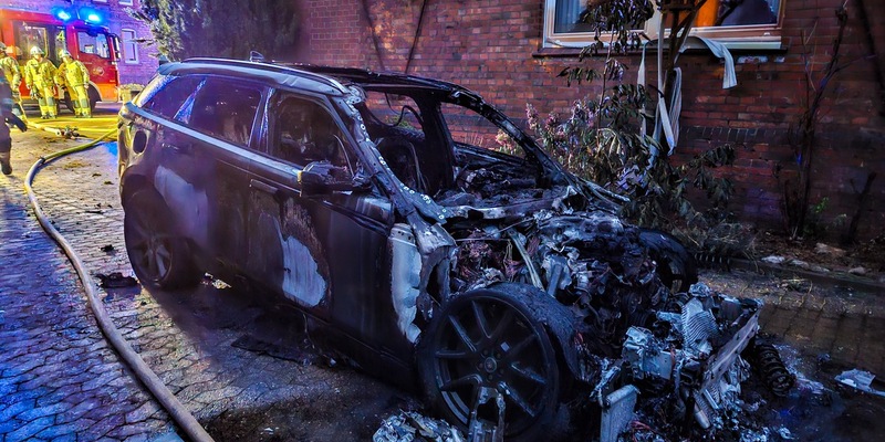 FW Lehrte: Hybrid-SUV in Vollbrand - ehrenamtliche Einsatzkräfte verhindern schlimmeres und schützen Haus vor den Flammen. - Foto: presseportal.de