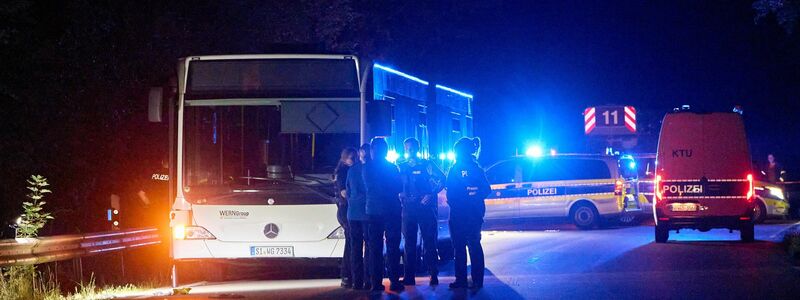 Einsatz in Siegen: Eine Frau verletzt fünf Menschen in einem Bus. - Foto: Sascha Ditscher/dpa