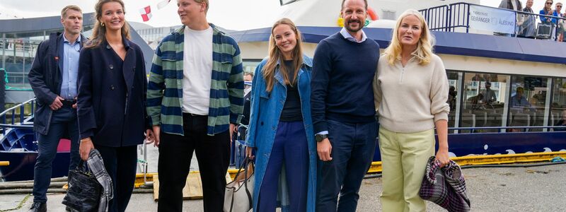 Norwegens Prinzessin Märtha Louise und Durek Verret kamen am Freitag in Alesund an den Booten an, die sie nach Geiranger bringen sollten, wo ihre Hochzeitsfeier geplant ist. - Foto: Heiko Junge/NTB/AP/dpa