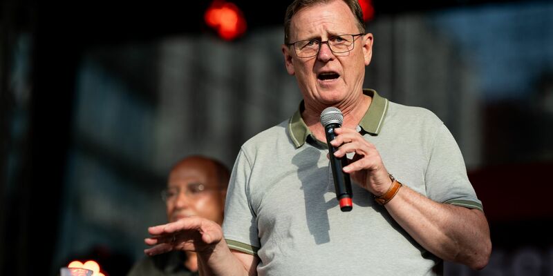 Thüringens scheidender Ministerpräsident Bodo Ramelow (r) von der Linken findet Sympathien für Pläne seines Parteikollegen Gregor Gysi. (Archivbild) - Foto: Jacob Schröter/dpa