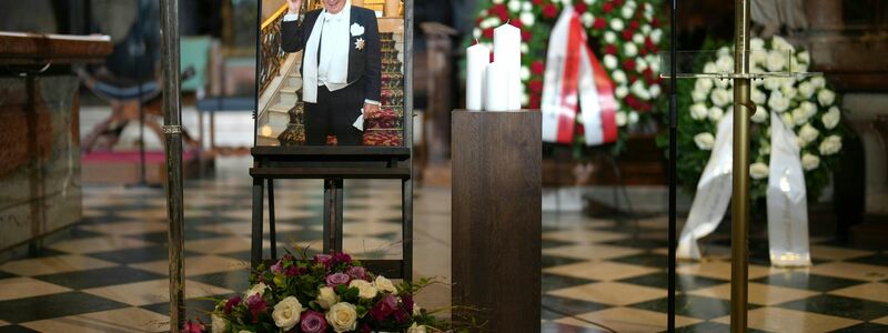 Witwe Simone (42) war beim Einzug des Sarges in den Stephansdom nicht dabei. - Foto: Georg Hochmuth/APA/dpa