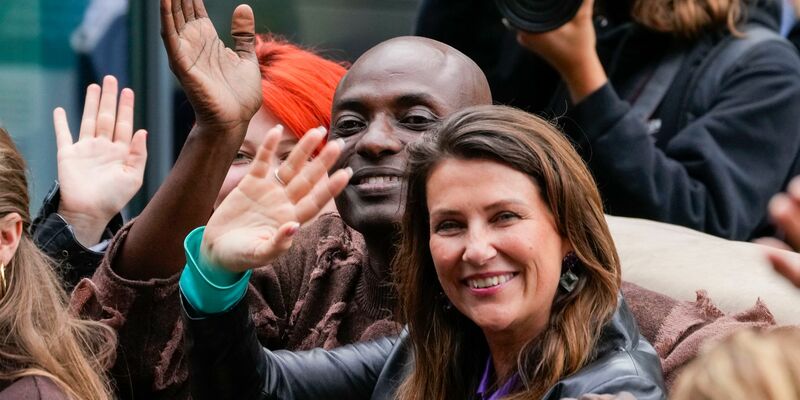 Glücklich und verliebt: Der Schamane Durek Verrett und Prinzessin Märtha Louise. - Foto: Cornelius Poppe/NTB/AP/dpa