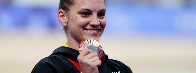 Bahnrad-Fahrerin Maike Hausberger freut sich über Paralympics-Bronze. - Foto: Dimitar Dilkoff/AFP/dpa