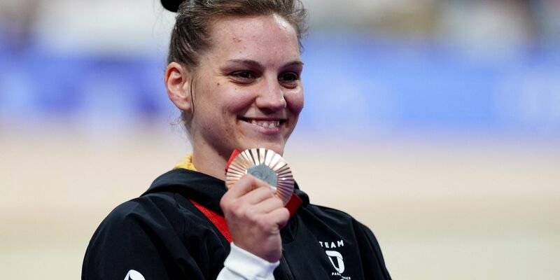 Maike Hausberger gewinnt Paralympics-Gold beim Einzelzeitfahren auf der Straße. - Foto: Dimitar Dilkoff/AFP/dpa