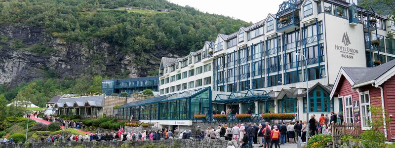 Hotelangestellte schirmen das Brautpaar vor Blicken ab. - Foto: Heiko Junge/NTB/dpa