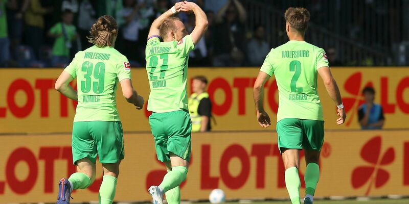 Kiels Shuto Machino (l) und Wolfsburgs Kilian Fischer kämpfen um den Ball. - Foto: Claus Bergmann/dpa