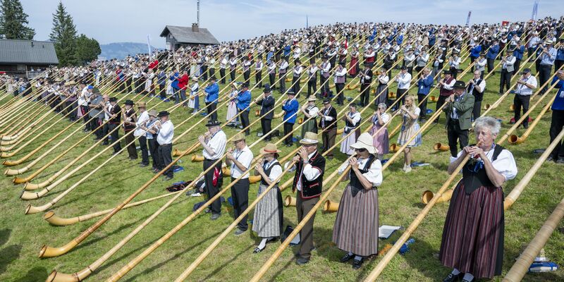 Viele der Bläserinnen und Bläser waren in traditionellen Kostümen gekommen.  - Foto: Urs Flueeler/KEYSTONE/dpa