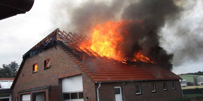 POL-OL: +++Pressemitteilung des Polizeikommissariates Bad Zwischenahn: Altes Hofgebäude mit Werkstatt in Edewecht-Portsloge brennt völlig ab+++ - Foto: presseportal.de
