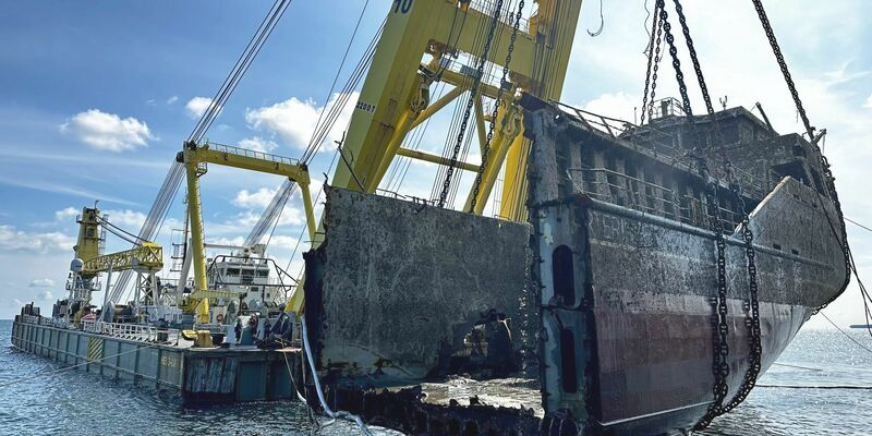 Ein Schwimmkran hat am Freitag das Heck der «Verity» geborgen. - Foto: MARINE CONSULTANTS GmbH/WSV/dpa