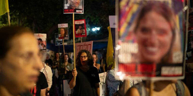 Mehrere Leichen von Geiseln wurden aus dem Gazastreifen geborgen - Angehörige demonstrieren für die Rettung der übrigen. (Archivbild) - Foto: Leo Correa/AP/dpa