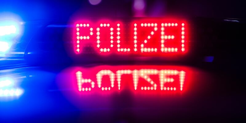 In Wuppertal musste die Polizei auf einer Hochzeitsfeier eingreifen. (Symbolfoto) - Foto: Robert Michael/dpa