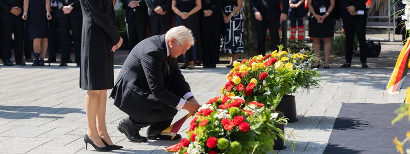 Bundespräsident Steinmeier legt am Tatort einen Kranz nieder.  - Foto: Rolf Vennenbernd/dpa