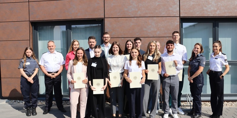 HZA-KA: Berufseinsteiger beim Hauptzollamt Karlsruhe / Jetzt Karriere beim ZOLL starten! - Foto: presseportal.de