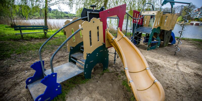 In Mecklenburg-Vorpommern haben Kinder nach einer neuen Studie den weitesten Weg zu einem Spielplatz. (Archivbild) - Foto: Jens Büttner/dpa