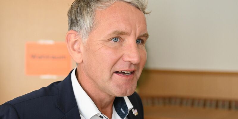 Die AfD von Björn Höcke hat die Landtagswahl in Thüringen nach den Prognosen deutlich gewonnen. - Foto: Swen Pförtner/dpa