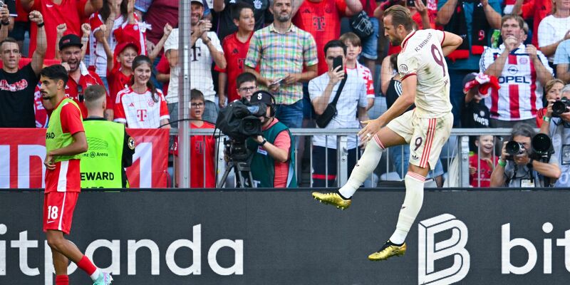 Dirigent am Spielfeldrand: Vincent Kompany. - Foto: Sven Hoppe/dpa