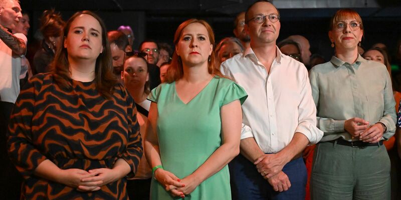 Betroffene Gesichter bei den Grünen: In Thüringen bleibt die Partei unter der 5-Prozent-Hürde, in Sachsen ist sie laut Hochrechnung nur knapp drüber. - Foto: Hendrik Schmidt/dpa