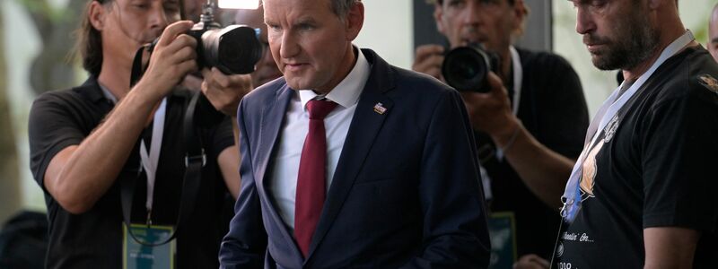 Thüringens AfD-Spitzenkandidat Björn Höcke will Gespräche mit den anderen Parteien über eine Regierungsbeteiligung führen - trotz fehlender Koalitionsaussichten. - Foto: Jacob Schröter/dpa