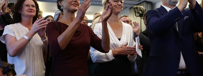 Sahra Wagenknecht (2.v.l.), Gründerin des gleichnamigen Bündnis, und die Thüringer Spitzenkandidatin Katja Wolf (2.v.r.) könnten eine wichtige Rolle spielen. - Foto: Christoph Soeder/dpa