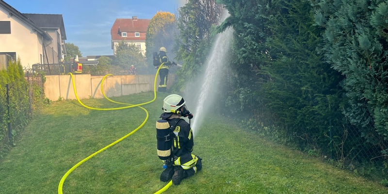 FW-OE: Feuerwehreinsatz in Lennestadt-Grevenbrück - Gartenhütte brennt in voller Ausdehnung - Foto: presseportal.de