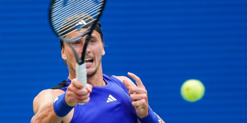 Alexander Zverev zieht souverän ins Viertelfinale der US Open ein. - Foto: Eduardo Munoz Alvarez/AP/dpa