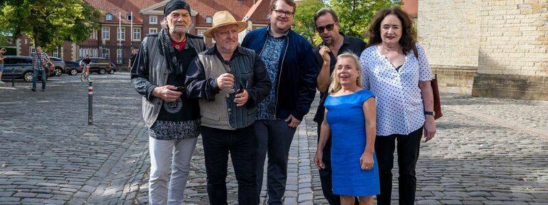 Mit Abstand das populärste Team beim «Tatort»: Die Schauspieler der Münster-Krimis - von links nach rechts: Claus D. Clausnitzer, Axel Prahl, Björn Meyer, Jan Josef Liefers, Christine Urspruch und Mechthild Großmann. (Archivfoto) - Foto: David Inderlied/dpa