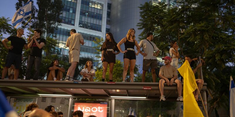 Immer wieder fordern Demonstranten in Israel die Freilassung der Geiseln. (Archivbild) - Foto: Ilia Yefimovich/dpa