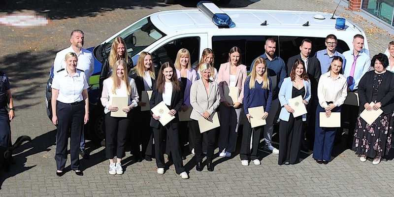 HZA-IZ: Vereidigung von 18 Berufseinsteigenden beim Hauptzollamt Itzehoe / Das Hauptzollamt vereidigt 18 Nachwuchskräfte, die ihren Dienst beim Zoll beginnen - Foto: presseportal.de