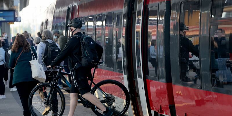 Am Wochenende wurde das 9-Euro-Ticket rege genutzt - Foto: Bernd Wüstneck/dpa
