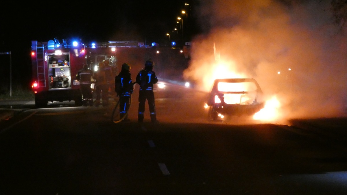 POL-DEL: Landkreis Wesermarsch: Fahrzeugbrand auf der B212 in Ellwürden - Foto: presseportal.de