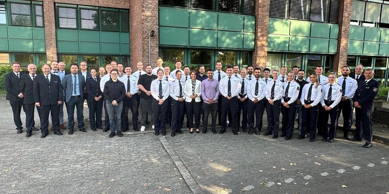 POL-HA: Polizeipräsidentin Ursula Tomahogh begrüßt 31 neue Kolleginnen und Kollegen der Polizei Hagen - Foto: presseportal.de