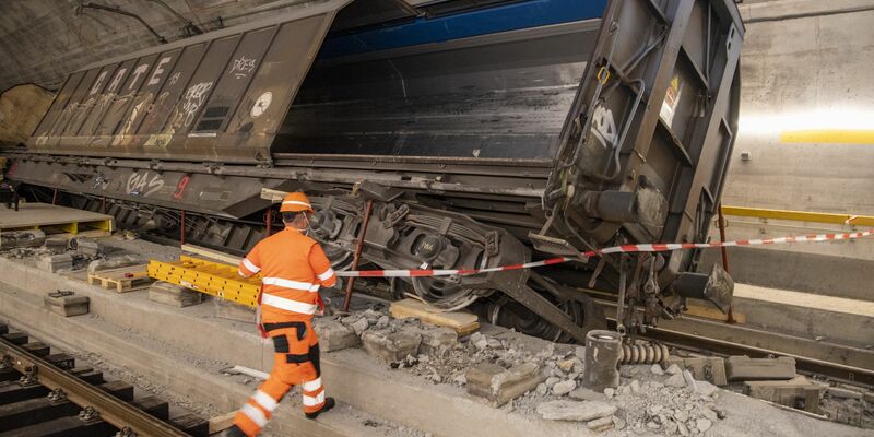 Der Güterverkehr nutzte teilweise die zweite Röhre, Passagierzüge wurden weitgehend über eine Bergstrecke umgeleitet. (Archivbild) - Foto: Urs Flueeler/KEYSTONE/dpa