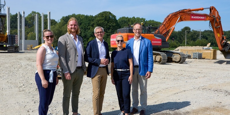 Baustart für Gewerbepark in Elmshorn: Hagedorn und BREMER feiern Stützenfest / Auf der ehemaligen Fläche einer Wurstwarenfabrik am Fuchsberger Damm hat der Hochbau für den Gewerbepark B Hub begonnen - Foto: presseportal.de