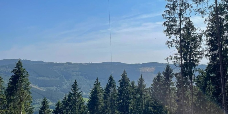 FW-OE: Feuerwehr unterstützt bei der Rettung eines abgestürzten Gleitschirmfliegers - Foto: presseportal.de