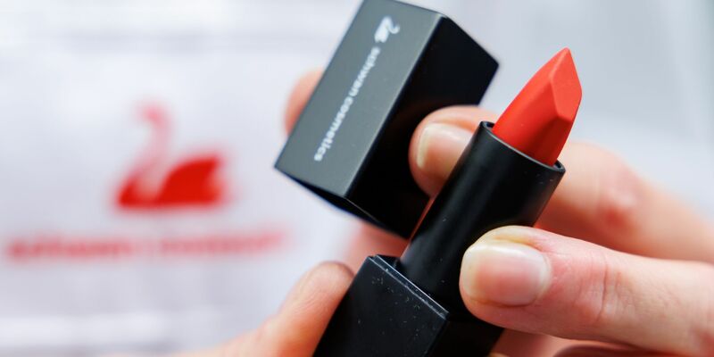 Die Kosmetikbranche hat ihren Umsatz im ersten Halbjahr gesteigert. - Foto: Daniel Karmann/dpa