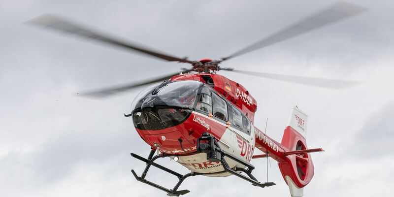 Drei Kinder und eine erwachsene Frau galten nach dem Unfall zunächst als lebensgefährlich verletzt und wurden per Hubschrauber in Krankenhäuser gebracht. (Illustration) - Foto: Daniel Karmann/dpa