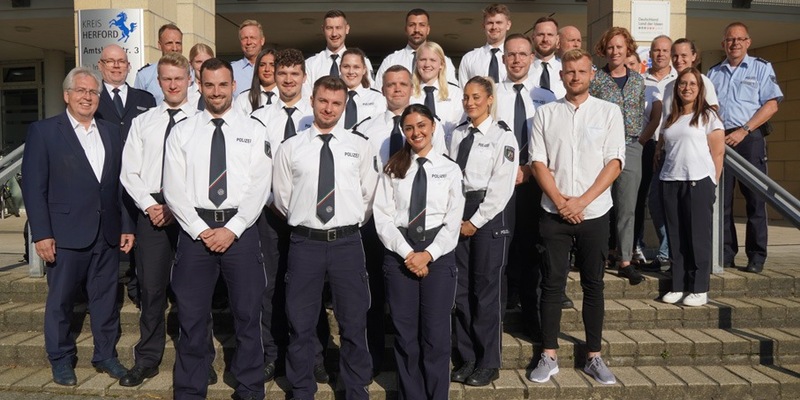 POL-HF: 19 Neue Beamtinnen und Beamte bei der Polizei Herford - bitte kreisweit veröffentlichen - Foto - Foto: presseportal.de