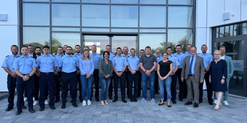 POL-EN: Ennepe-Ruhr-Kreis/Ennepetal: Erster offizieller Termin im neuen Zentralgebäude- 12 neue Kolleginnen und Kollegen im EN-Kreis - Foto: presseportal.de