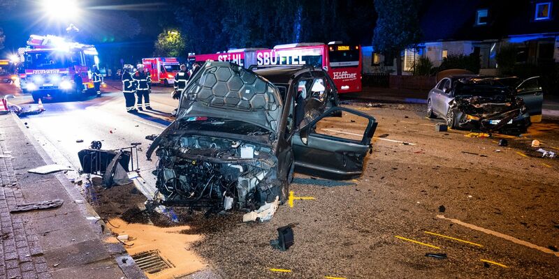Nachdem sich der Verdacht auf ein illegales Straßenrennen erhärtet hat, sitzen die mutmaßlichen Unfallverursacher in U-Haft. - Foto: Daniel Bockwoldt/dpa