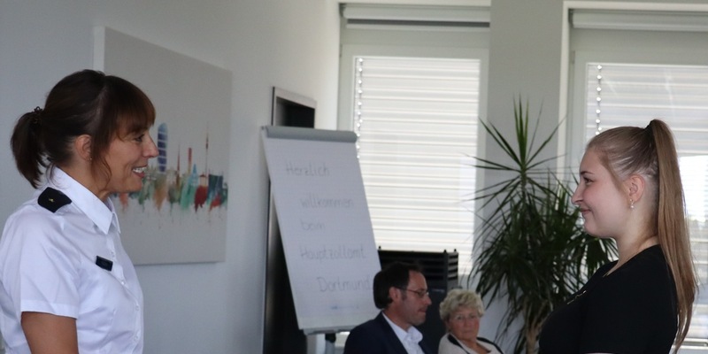 HZA-DO: Berufseinsteiger beim Hauptzollamt Dortmund / Jetzt Karriere beim ZOLL starten! - Foto: presseportal.de