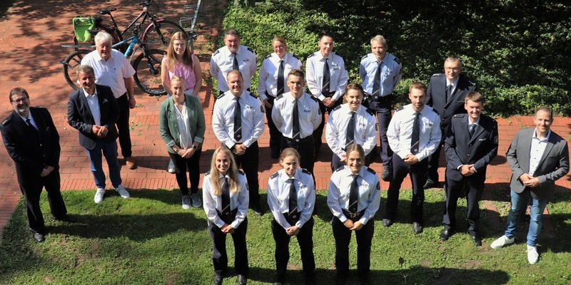 POL-HX: Alle wählen die Polizei Höxter als Wunschbehörde / 14 neue Polizistinnen und Polizisten bei der KPB Höxter begrüßt - Foto: presseportal.de