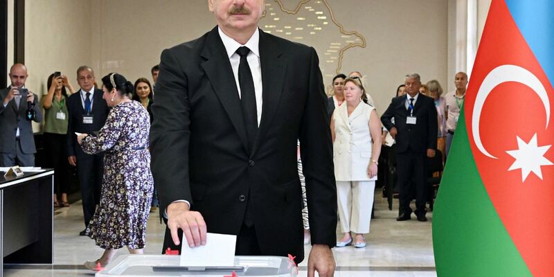 Aserbaidschans Präsident Aliyev gibt seine Stimme bei der Parlamentswahl ab (Archivbild) - Foto: Uncredited/Azerbaijani Presidential Press Office/AP/dpa