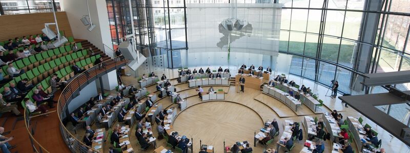 In Sachsen nehmen Parteienvertreter am Tag nach der Wahl Stellung zum Abscheiden ihrer Partei. (Archivbild) - Foto: Sebastian Kahnert/dpa-Zentralbild/dpa