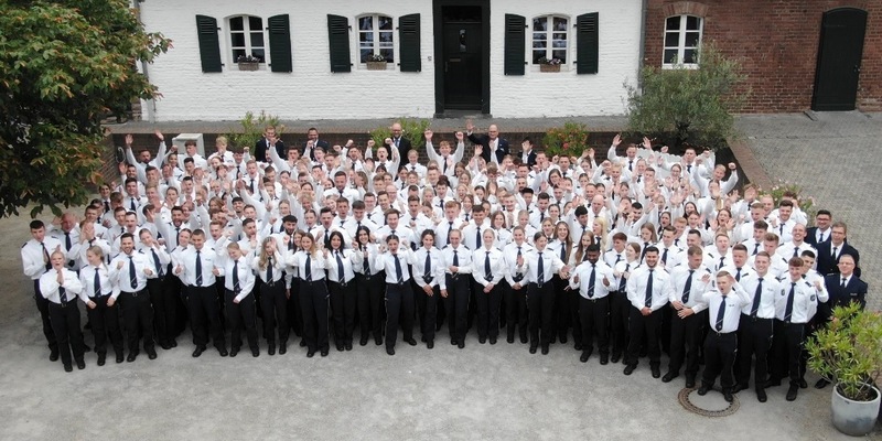 POL-DU: Huckingen: Ziel erreicht! 195 neue Polizeikommissarinnen und -kommissare ernannt - Foto: presseportal.de