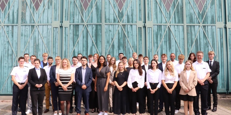 FF Bad Salzuflen: Putzwagen brennt im Schulzentrum Aspe / Feuerwehr Bad Salzuflen ist mit rund 30 Einsatzkräften vor Ort. Verletzt wird niemand - Foto: presseportal.de